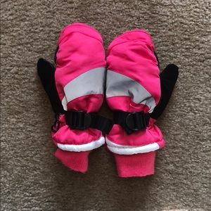 Girls insulated winter mittens.